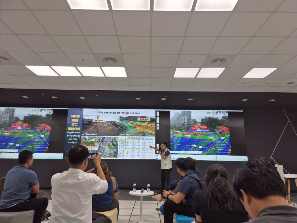 Ching-Ming Wong, Senior Specialist at the Transport Bureau of the Kaohsiung City Government, showcases how their office is harnessing the power of artificial intelligence (AI) to continuously monitor and improve Kaohsiung’s mobility system as part of the city’s “smart” initiatives.