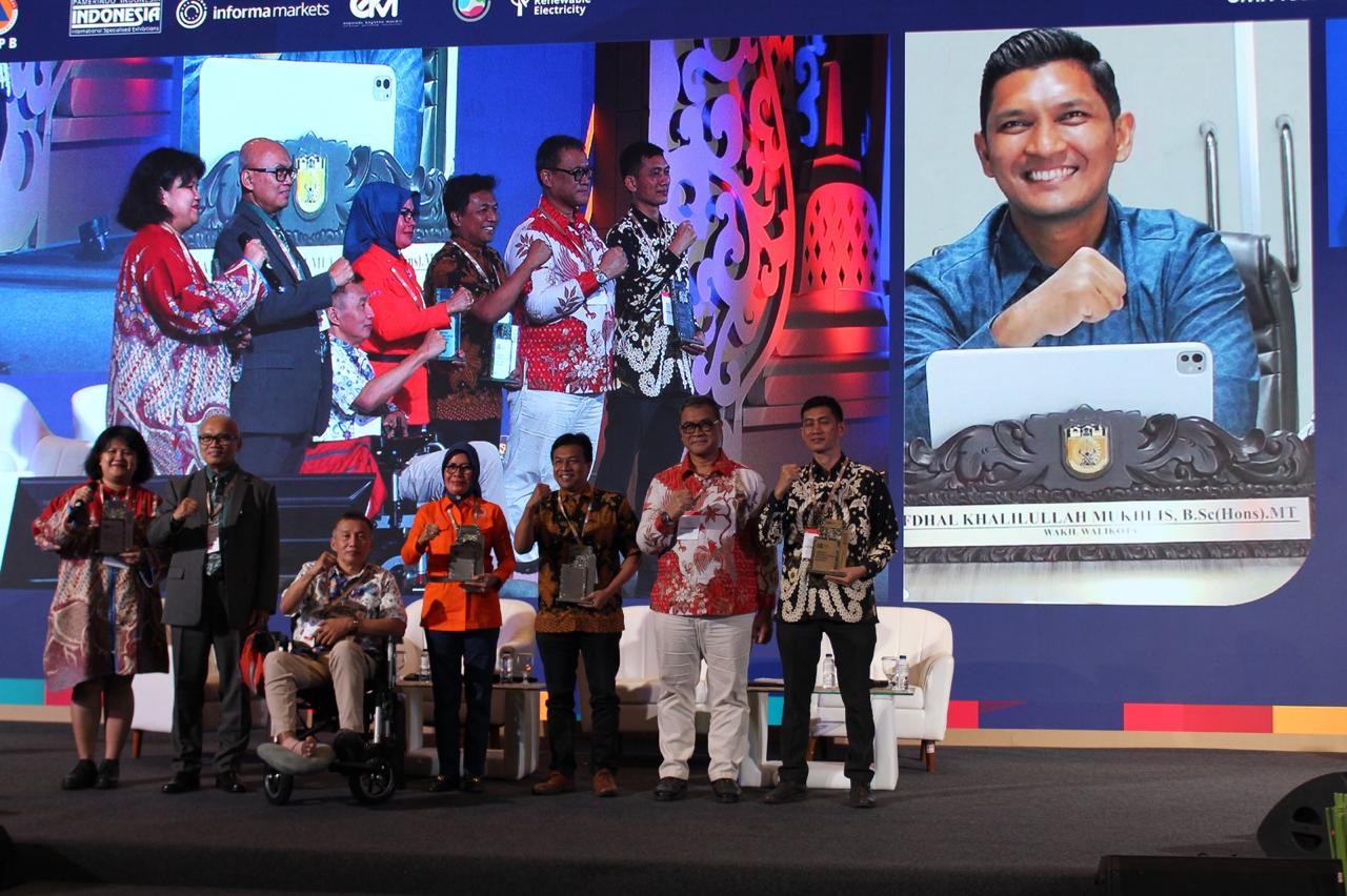 (in the photo, from left) Panelists and the moderator after the session, including Femme Sihite, ICLEI Indonesia Project Officer;  Arif Wibowo, ICLEI Indonesia Country Manager; Farhan Helmy, President of the Movement for Persons with Disabilities and the Elderly (DILANS); Dra. Andi Eviana, M.Si., Head of BNPB’s Planning Bureau; Albertus Sulaiman, Head of Climate and Atmospheric Research and Innovation at BRIN; Dr. Raditya Jati, BNPB’s Deputy for Systems and Strategy; Selamet Daroyni, ICLEI Indonesia Senior Project Officer; and Afdhal Khalilullah, M.T., Deputy Mayor of Banda Aceh (virtually on-screen). Source: ADEXCO