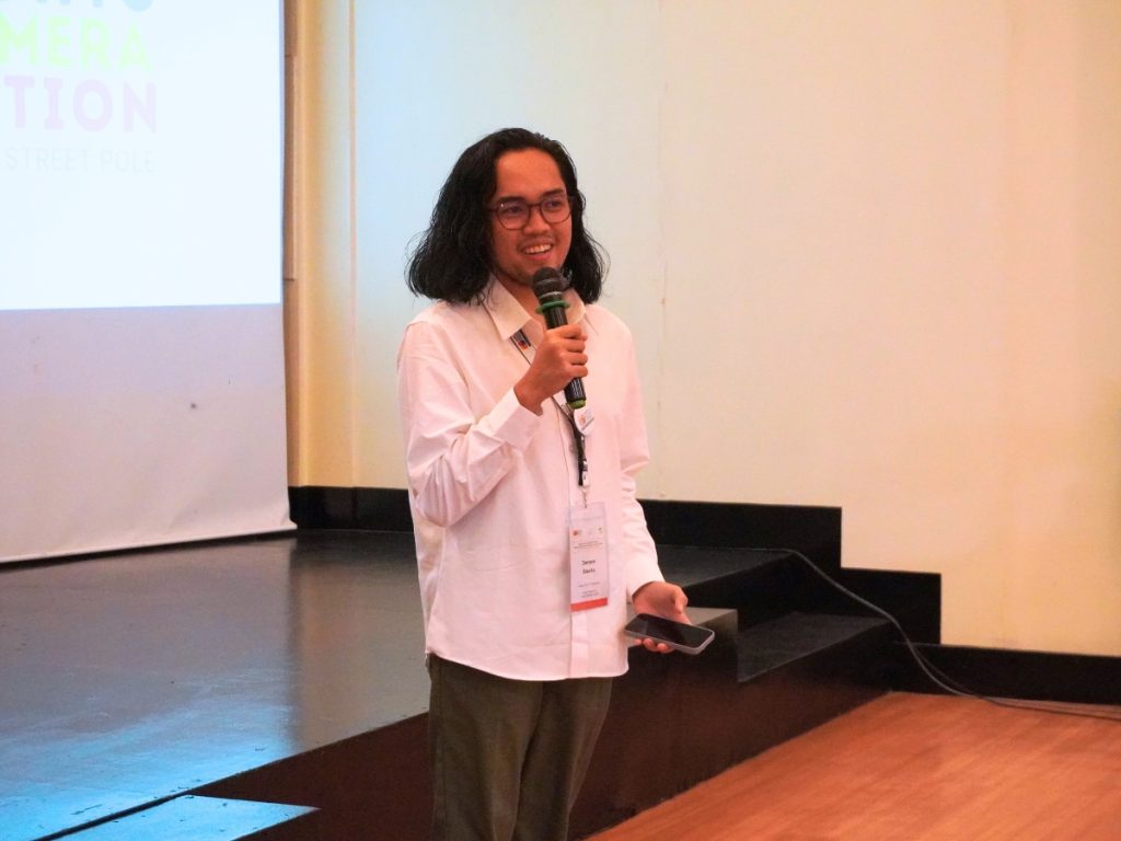 Jerson Emata, an S²Cities Youth Innovation Fellow from Naga City, Philippines, discussing their smart street pole design.