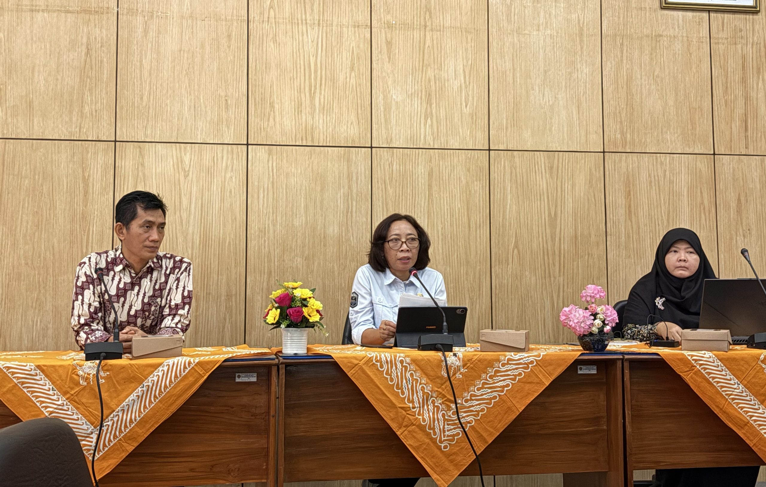 Selamet Daroyni, ICLEI Indonesia Senior Project Officer (left), Yustina Ika Kurniawati, Head of the Energy Division at PUPESDM DIY (centre), and Rahmi Andarini, GREENOVA (right) at the opening of the energy management capacity-building programme in Yogyakarta.